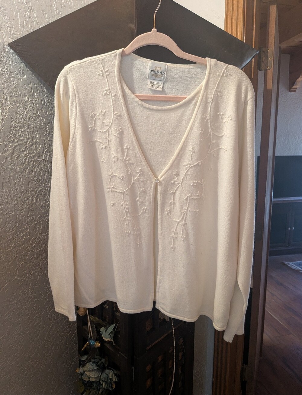 Elegant Cream Embroidered V-Neck Women’s Sweater Cardigan Size Extra Large